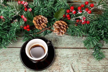 Téléchargez les photos : Arrangement du feuillage d'hiver de Noël avec tasse à café. Fond de vacances. Noël Noël nature morte avec tasse de café, chocolat - en image libre de droit