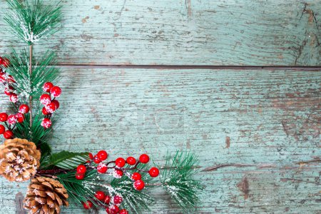 Téléchargez les photos : Fond de Noël avec pin, planches et baies rustiques en bois - en image libre de droit