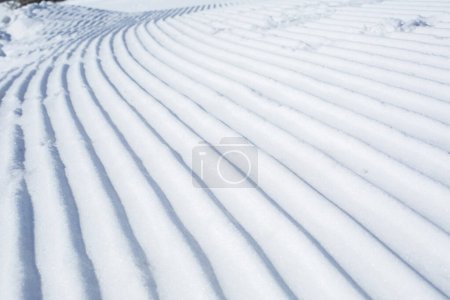 Foto de Líneas de nieve hechas de una máquina de nieve en una pista de esquí - Imagen libre de derechos