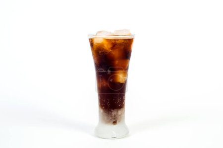 Foto de Cola con hielo sobre fondo blanco. refrescos - Imagen libre de derechos