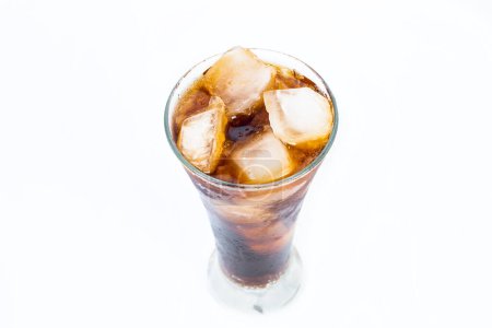 Foto de Cola con hielo sobre fondo blanco. refrescos - Imagen libre de derechos