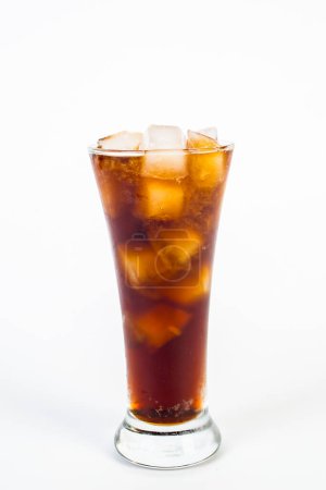 Téléchargez les photos : Cola avec glace sur fond blanc. boissons gazeuses - en image libre de droit