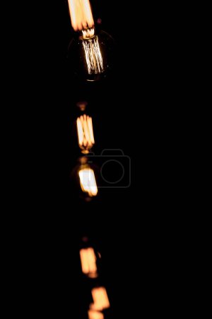 Téléchargez les photos : Décor d'ampoule rétro de luxe sur fond noir - en image libre de droit