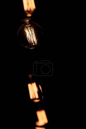 Téléchargez les photos : Décor d'ampoule rétro de luxe sur fond noir - en image libre de droit