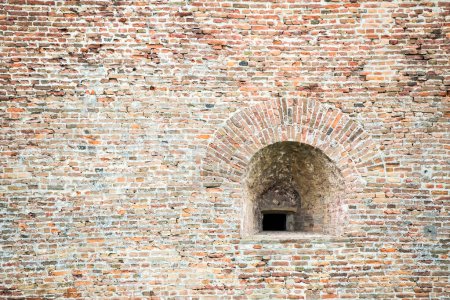 Foto de Ventana en la pared de una antigua fortaleza - Imagen libre de derechos