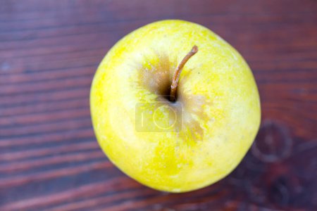 Foto de Manzana amarilla madura fresca en el fondo de madera - Imagen libre de derechos