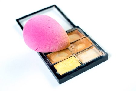Téléchargez les photos : Set de maquillage éponge de maquillage rose et cosmétiques - en image libre de droit
