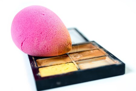 Téléchargez les photos : Set de maquillage éponge de maquillage rose et cosmétiques - en image libre de droit