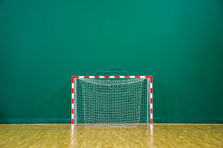 Foto de Gol de fútbol con el poste de gol rojo y blanco en la sala - Imagen libre de derechos