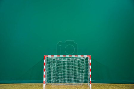 Foto de Gol de fútbol con el poste de gol rojo y blanco en la sala - Imagen libre de derechos