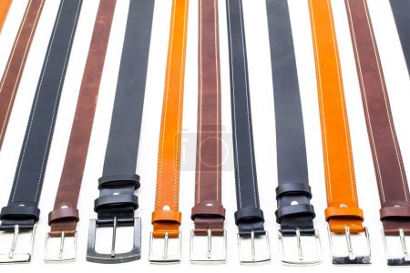 Foto de Varios tipos de cinturones de cuero. Cinturones de cuero realistas con hebillas de metal aisladas - Imagen libre de derechos