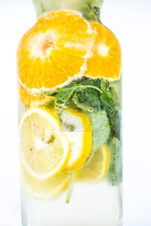 Téléchargez les photos : Eau orange et citron au basilic - en image libre de droit