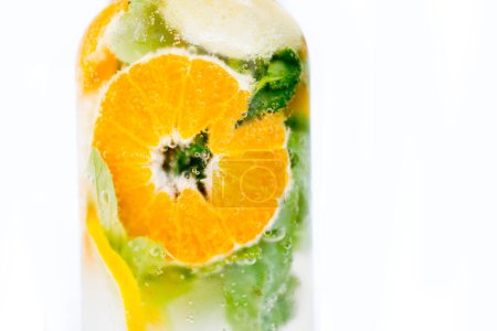 Foto de Agua de naranja y limón con albahaca - Imagen libre de derechos