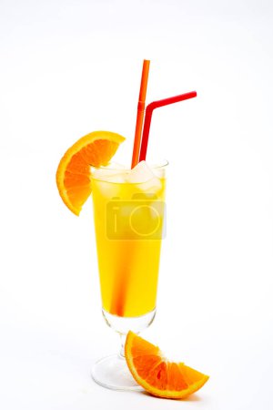 Foto de Bebida naranja con hielo sobre un fondo blanco - Imagen libre de derechos