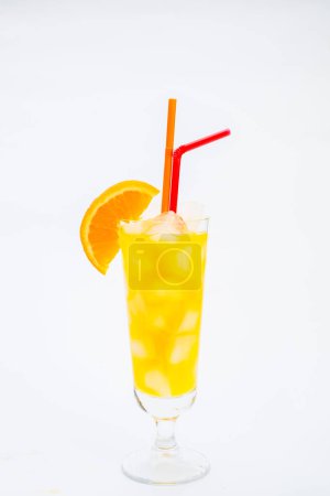 Foto de Bebida naranja con hielo sobre un fondo blanco - Imagen libre de derechos