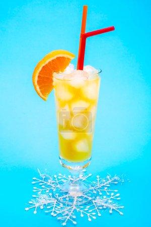 Téléchargez les photos : Boire orange avec glace en verre - en image libre de droit