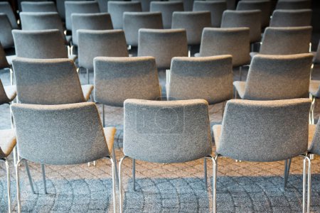Téléchargez les photos : Chaises vides dans la salle de conférence - en image libre de droit