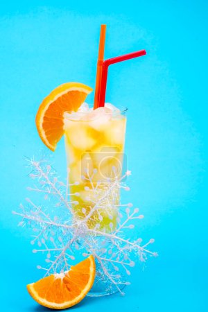 Téléchargez les photos : Boire orange avec glace en verre - en image libre de droit