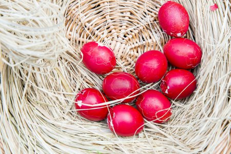 Foto de Huevos rojos rotos de Pascua en nido - Imagen libre de derechos