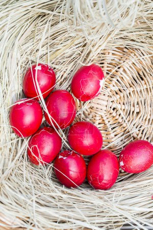 Foto de Huevos rojos rotos de Pascua en nido - Imagen libre de derechos