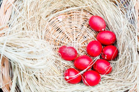 Téléchargez les photos : Oeufs rouges cassés de Pâques dans le nid - en image libre de droit