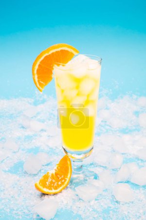 Foto de Beber naranja con hielo en vidrio - Imagen libre de derechos