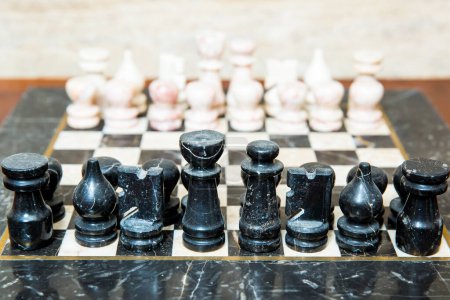 Foto de Tablero de ajedrez con figuras - Imagen libre de derechos