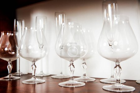 Téléchargez les photos : Collage de différents verres à vin - en image libre de droit