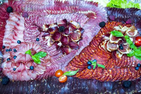 Foto de Plato de carne fría, rebanadas de jamón, jamón, carne seca, salchicha y salami - Imagen libre de derechos