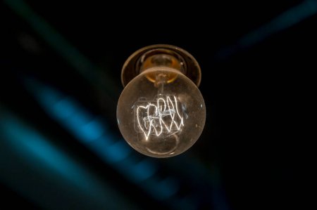 Téléchargez les photos : Ampoule Edison sur fond sombre - en image libre de droit
