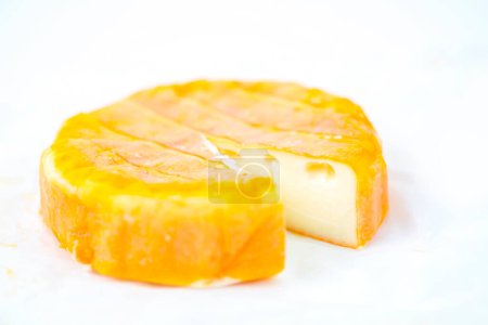 Téléchargez les photos : Fromage jaune tendre avec moisissure - en image libre de droit