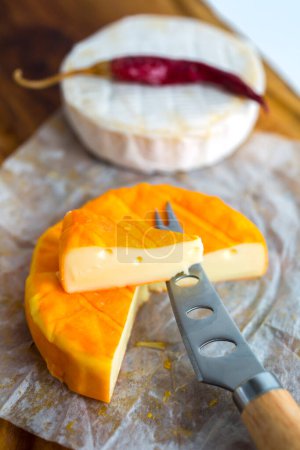 Téléchargez les photos : Fromage moisi orange et piment - en image libre de droit