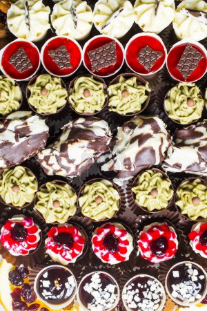 Foto de Pasteles surtidos de frutas y chocolate para vacaciones - Imagen libre de derechos