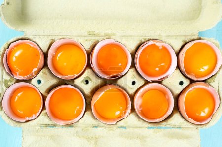 Foto de La cáscara de un huevo con yema - Imagen libre de derechos