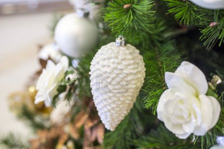 Téléchargez les photos : Ornements blancs sur un arbre de Noël - en image libre de droit