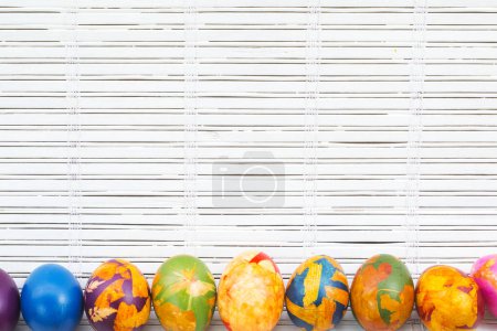 Téléchargez les photos : Oeufs de Pâques sur fond en bois - en image libre de droit