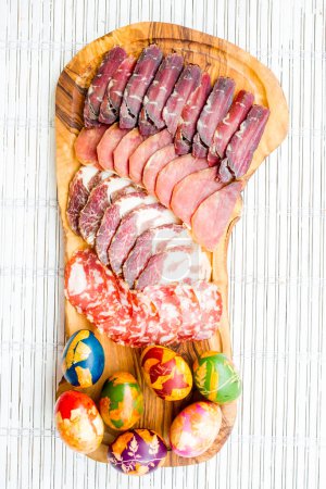 Foto de Aperitivo con huevos de Pascua sobre tabla de madera - Imagen libre de derechos