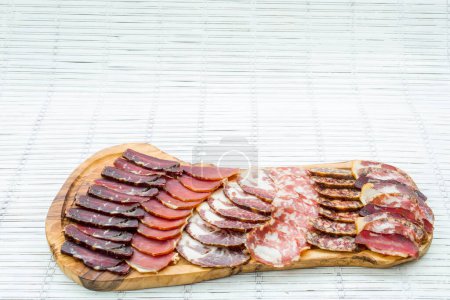 Téléchargez les photos : Apéritif de viande sur planche de bois - en image libre de droit