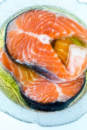 Téléchargez les photos : Filets de saumon cru frais à l'huile d'olive - en image libre de droit