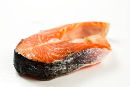 Foto de Filetes de salmón crudo fresco con aceite de oliva - Imagen libre de derechos