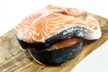 Foto de Filetes de salmón crudo fresco con aceite de oliva - Imagen libre de derechos
