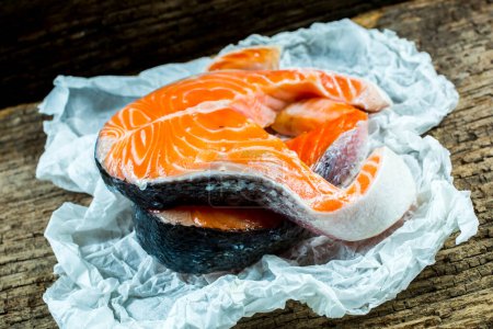 Téléchargez les photos : Steak de saumon cru sur fond rustique en bois - en image libre de droit