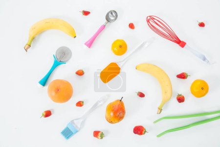 Téléchargez les photos : Ensemble de fruits et d'ustensiles de cuisine colorés. Vue du dessus - en image libre de droit