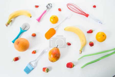 Téléchargez les photos : Ensemble de fruits et d'ustensiles de cuisine colorés. Vue du dessus - en image libre de droit