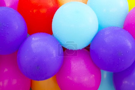 Téléchargez les photos : Fond de ballons colorés pour les vacances - en image libre de droit