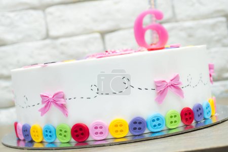 Téléchargez les photos : Gâteau de joyeux anniversaire coloré sur 6 ans - en image libre de droit