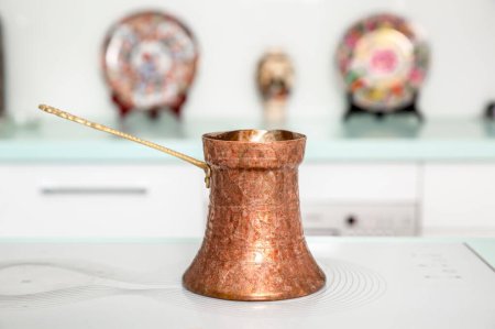Téléchargez les photos : Vieux pot turc en cuivre pour brasser le café. - en image libre de droit
