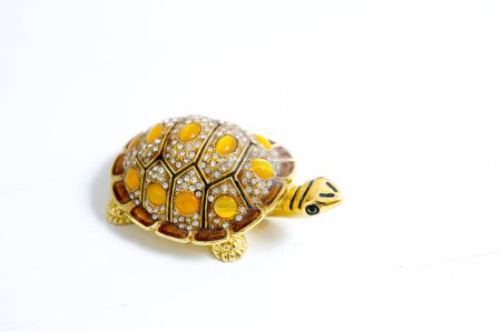 Téléchargez les photos : Statuette de tortue avec pierres précieuses - en image libre de droit