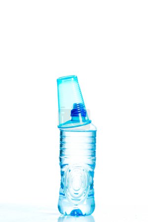 Téléchargez les photos : Bouteille d'eau avec tasse en plastique - en image libre de droit