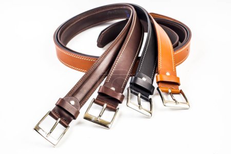 Foto de Diferentes cinturones de cuero sobre fondo blanco - Imagen libre de derechos